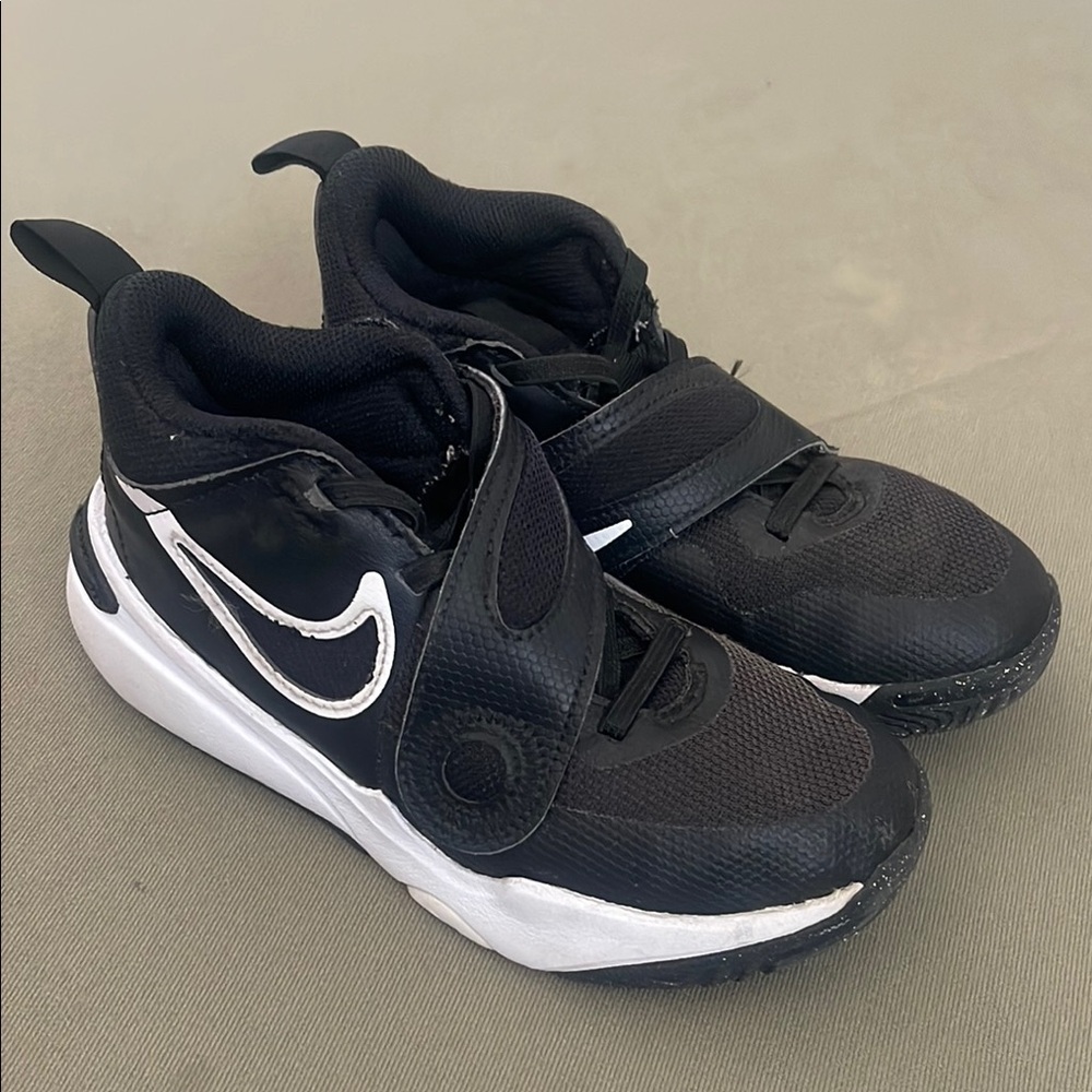 Nike Kids Black/White  size 13.5C  w Velcro Sneakers